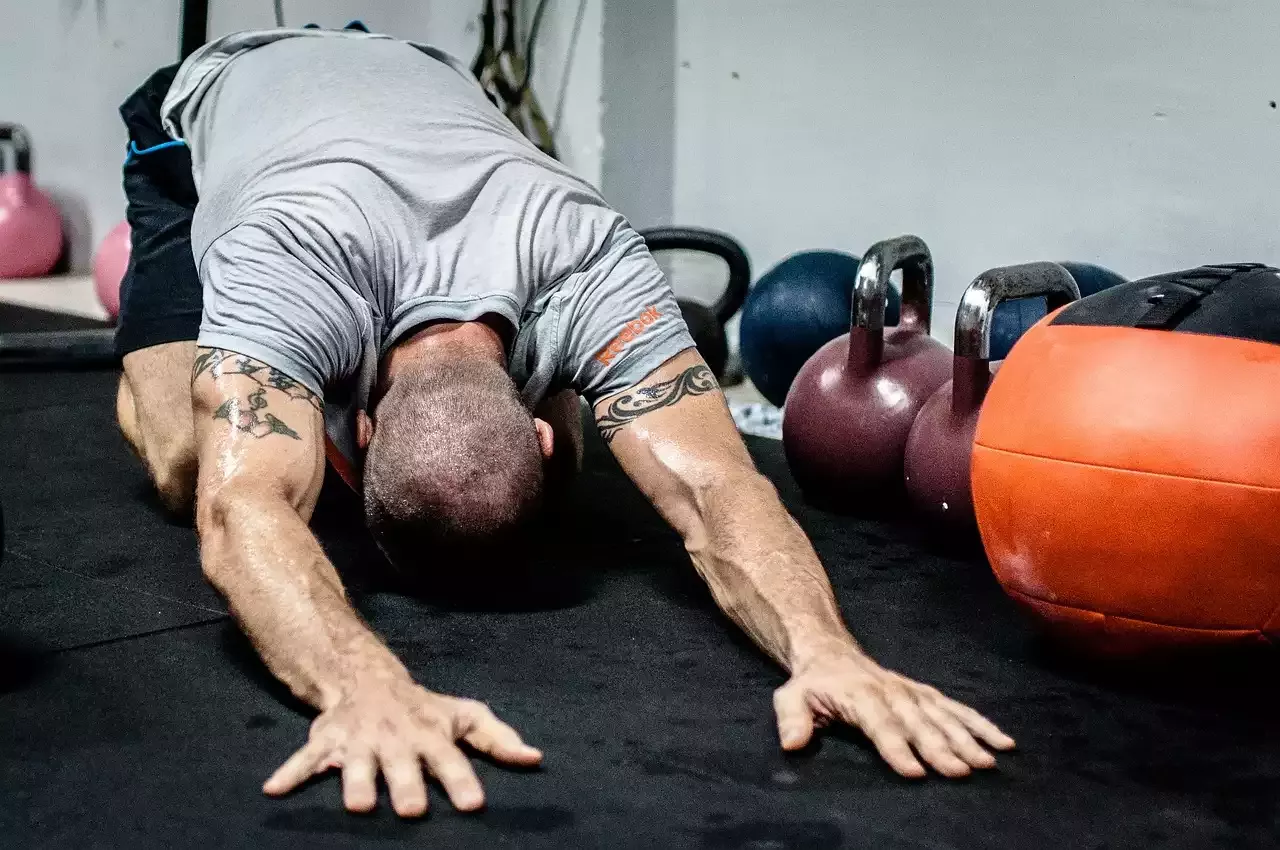 Os benefícios de incorporar exercícios de alongamento e flexibilidade em sua prática de artes marciais